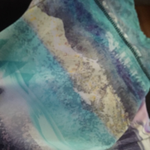 Onzie Mountain Print Capri Leggings Size M/L - Picture 7 of 8